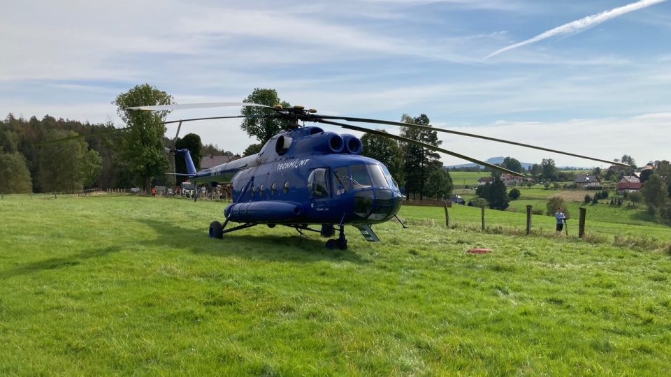 Na skalní hrádek Šaunštejn v Českém Švýcarsku dopravil materiál vrtulník