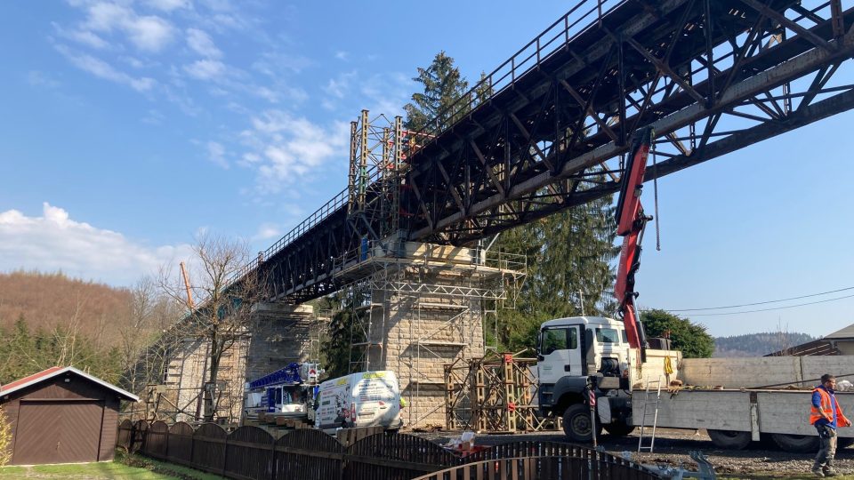 Ve Vilémově u Šluknova začala oprava historického vlakového mostu přes Karolínino údolí