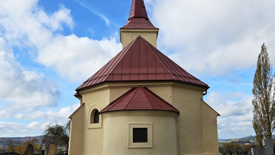 Kostel na Byšičkách od vstupu na zdejší hřbitov.jpg