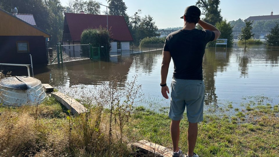 Správce vědomického klubu kanoistů Ondřej Zajíc obhlíží rozsah škod