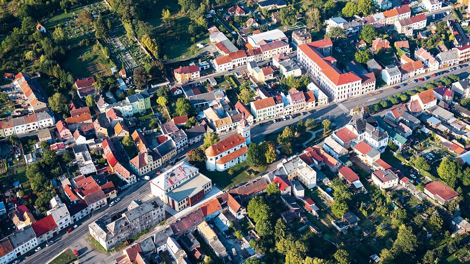 V období let 1800 až 1830 bylo v Ústí nad Labem po dlouhých desetiletích stagnace postaveno prvních 20 domů, z nich větší část na Skřivánku. Středověké a renesanční městské hradby, jimiž bylo město obehnáno, byly v průběhu 40. let 19. století zbořeny