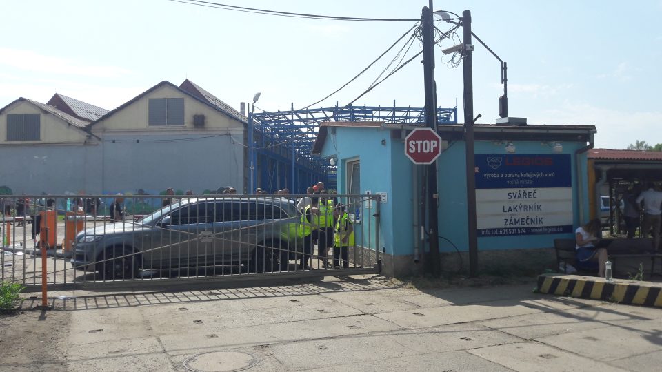 Policie zasahuje před lounskou firmou Heavy Machinery