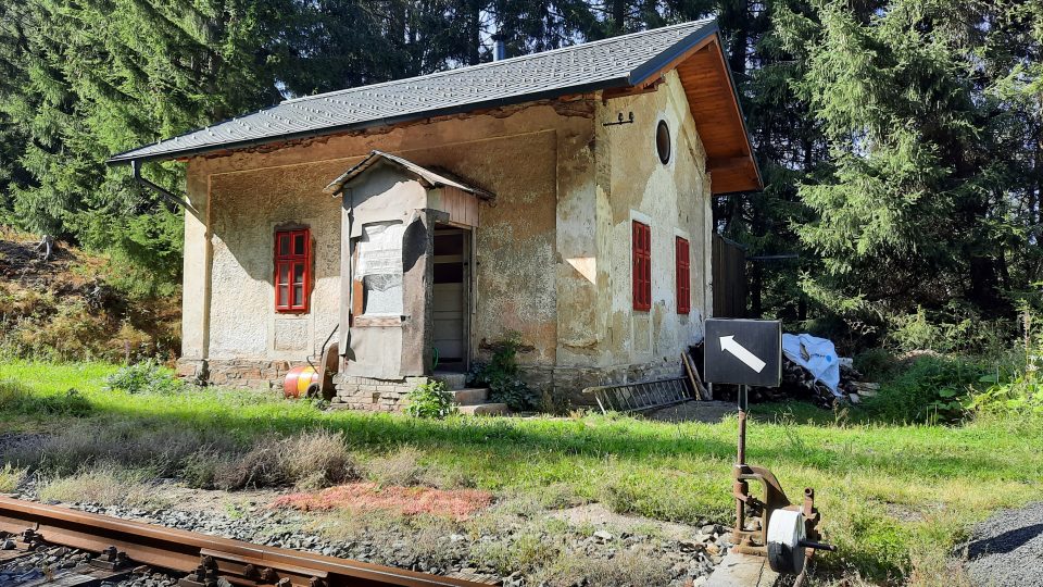 Nadšenci se snaží znovu vdechnout život prostoru bývalého nádraží v Kovářské