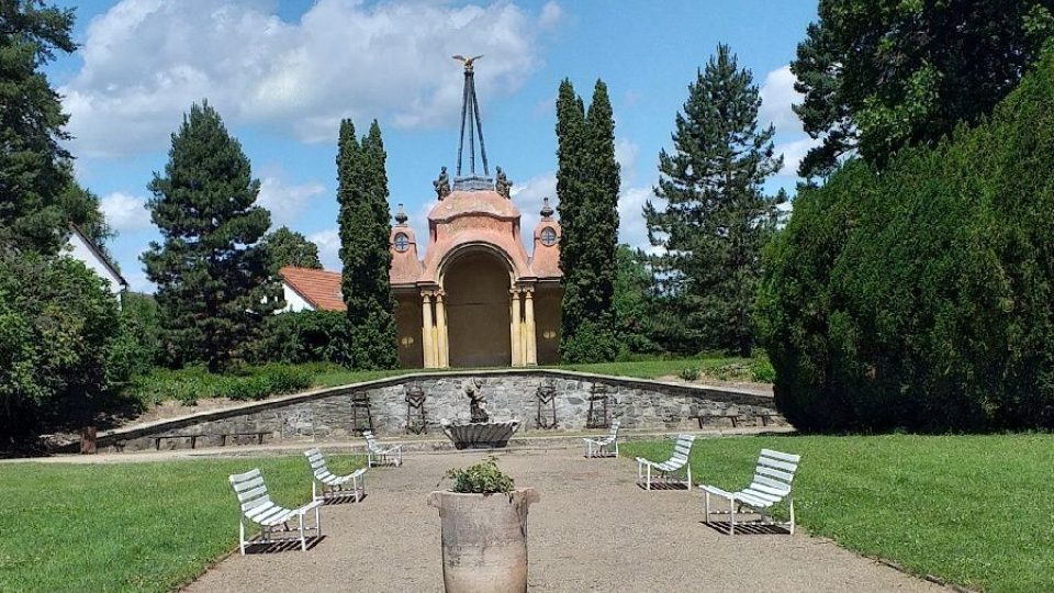 Pohled do parku od vchodu do zámku