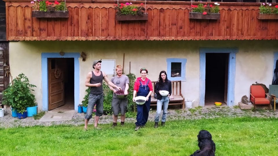 Mladí dobrovolníci z celé Evropy jezdí do Merboltic. Poznávají hospodaření na českém venkově