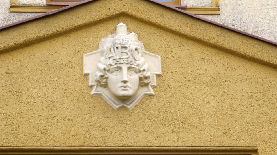 Relief na budově střekovské školy
