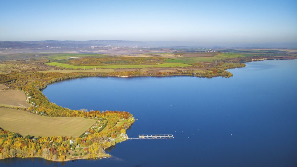 Vodní nádrž Nechranice je s rozlohou 1338 ha 5. největší přehradní nádrž České republiky a také přehradní nádrž s nejdelší sypanou přehradní hrází ve střední Evropě (3280 metrů). Její část byla vyhlášena Ptačí oblastí a je součástí soustavy Natura 2000