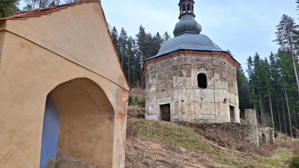 Poutní cestu lemovalo čtrnáct zastavení křížové cesty. Na svahu je i patnáctá kaple, která není její součástí. A pak hlavní cíl, Kaple Panny Marie Pomocné