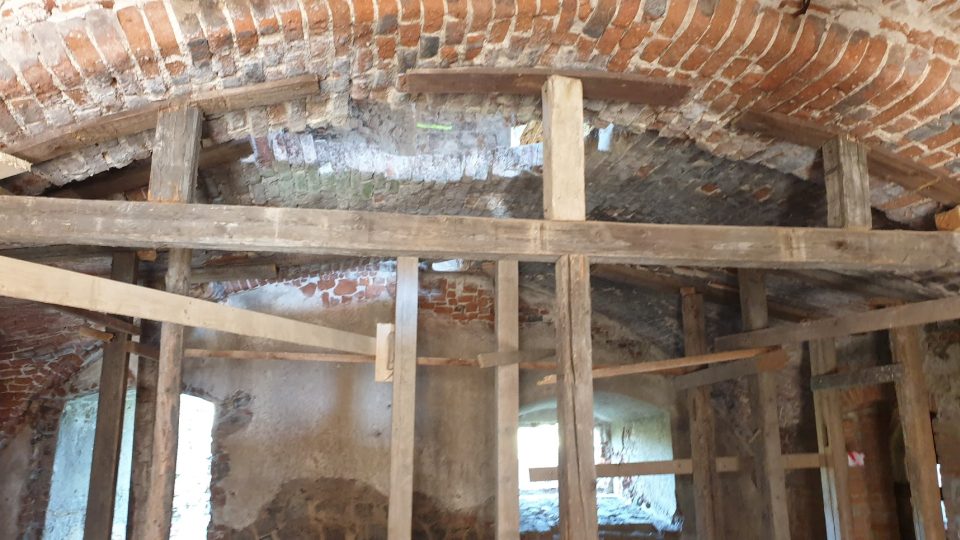 Nadšenci ze spolku Via Levamente opravují bývalý zámek v Pětipsech