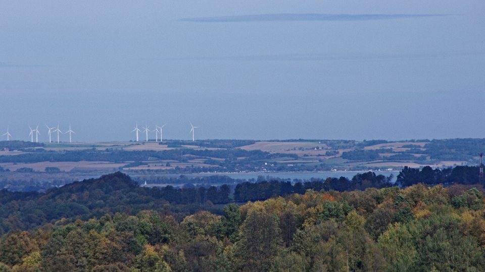 Hladina Otmuchowského jezera a větrná farma leží už v Polsku