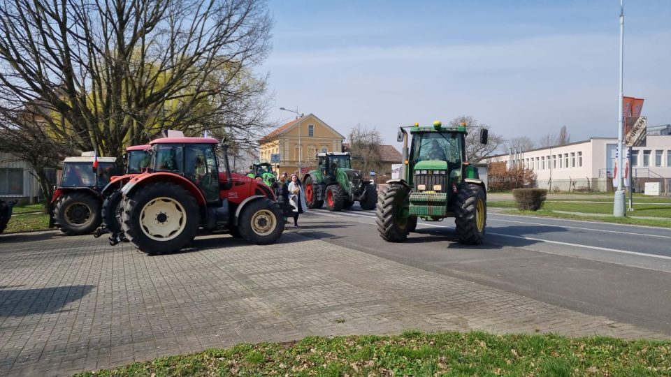 Farmáři z Litoměřicka se připojili k další protestní jízdě zemědělců