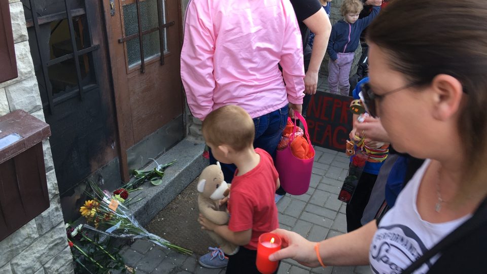 V Lounech se sešli lidé uctít památku místního tříletého chlapce
