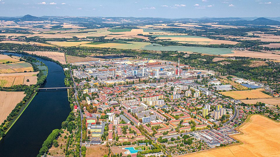 Ve Štětí se nacházejí největší papírny v České republice. Nedaleko města se též nachází světoznámý veslařský kanál v Račicích