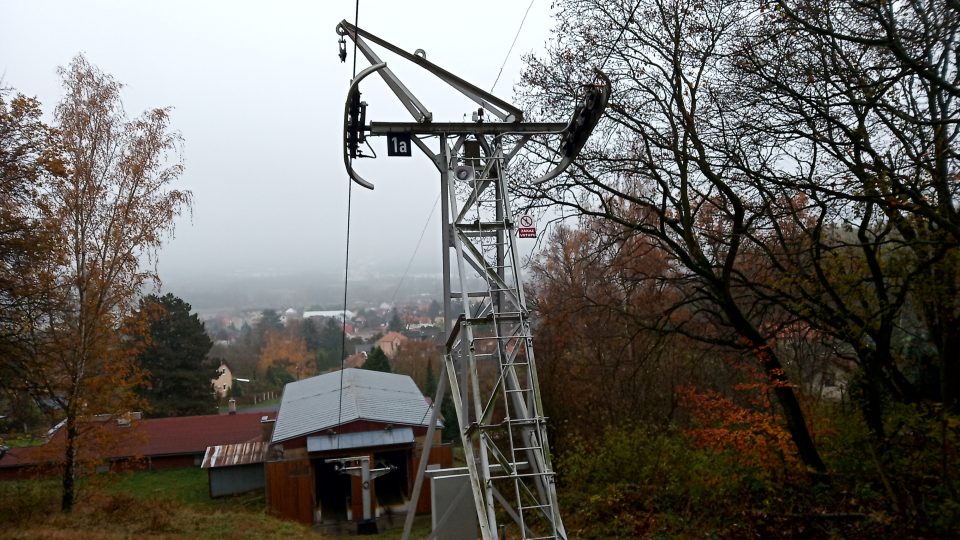 Nové ampliony na podpěrách lanovky informují pasažéry