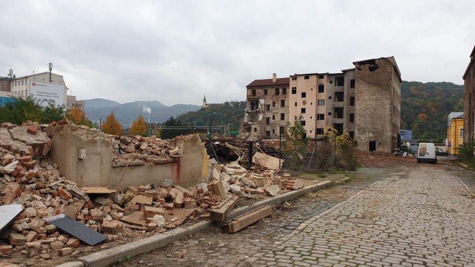 Demolice budov u České besedy v blízkosti západního nádraží v Ústí nad Labem