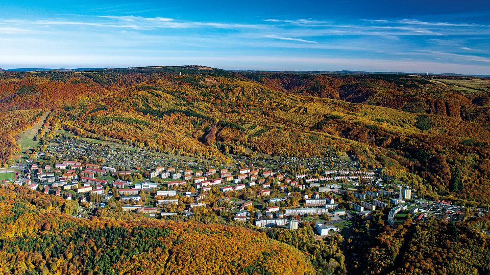 Meziboří (německy Schönbach) se nachází v zhruba 2 kilometry severně od Litvínova. Současný název byl zaveden až roku 1956, od roku 1960 má Meziboří statut města