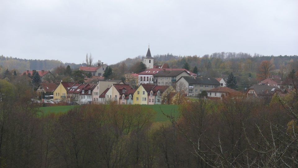 Výhled z hradu na vesničku Borotín