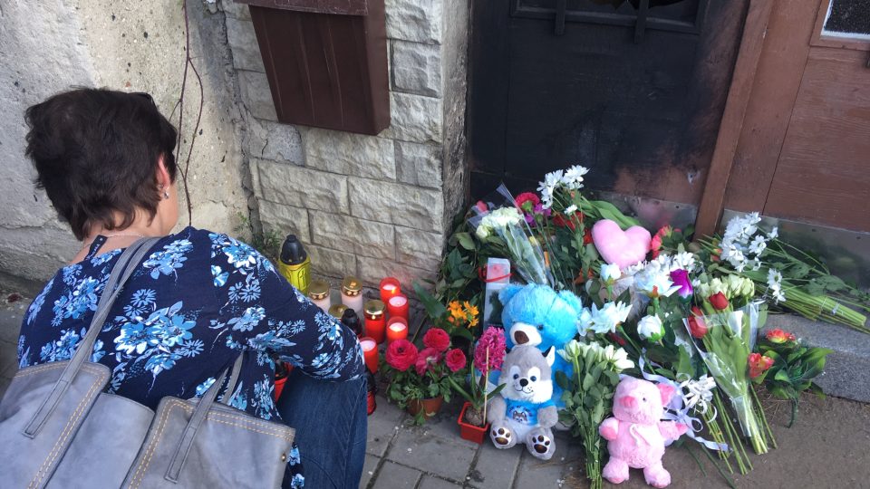 V Lounech se sešli lidé uctít památku místního tříletého chlapce