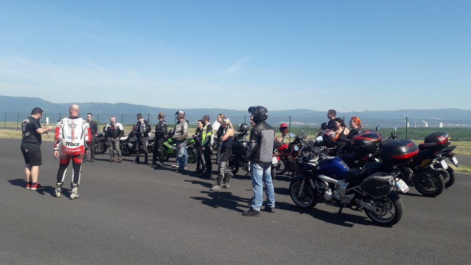 Tři desítky začínajících i zkušených motorkářů dnes trénovaly na polygonu v Mostě