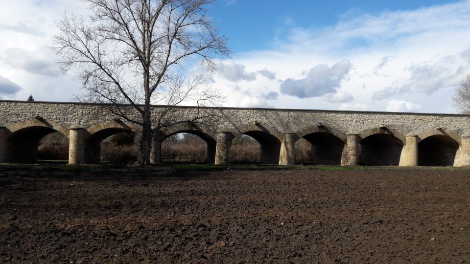 Nejdelší záplavový, tzv. inundační, most v Česku najdete v Lounech