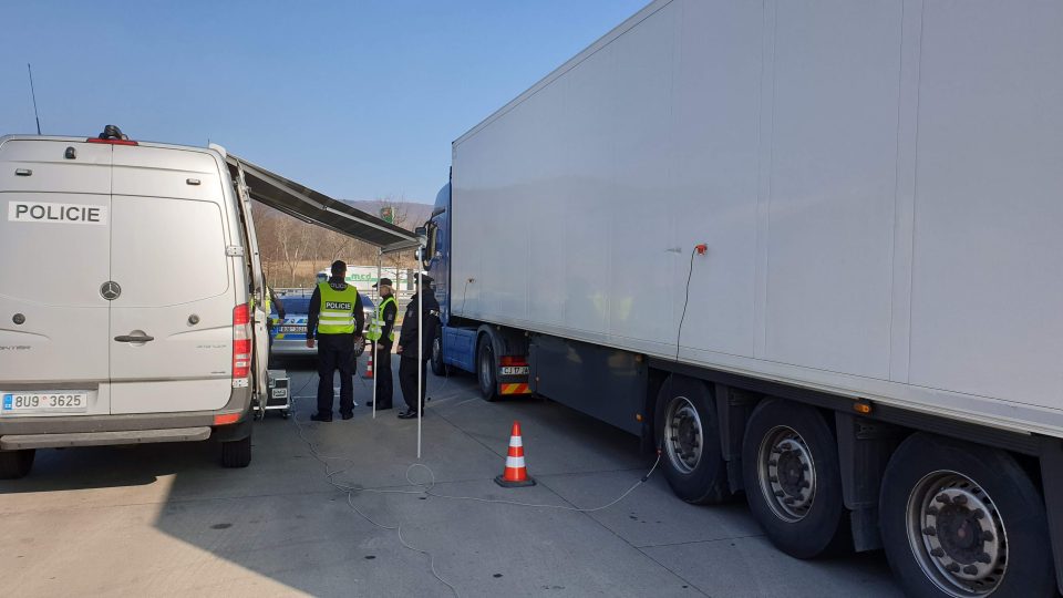 Policisté s celníky kontrolují, zda v kamionech necestují nelegální migranti