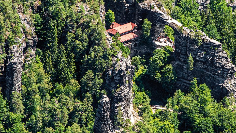 Národní přírodní památka Pravčická brána je se svým rozpětím 26,5 metrů a výškou 16 metrů největší pískovcovou skalní branou v Evropě