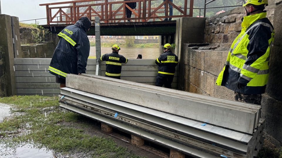 Hasiči začali v Děčíně se stavbou protipovodňové stěny na Smetanově nábřeží