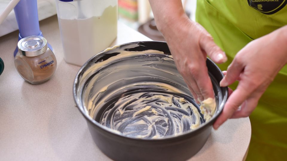 Remoskovou formu vymažeme máslem | foto: Martin Čuřík Remoskovou formu vymažeme máslem