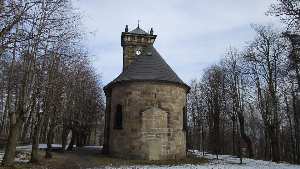 Cesta vede téměř na vrchol Křížové hory, kde se nachází kaple sv. Kříže
