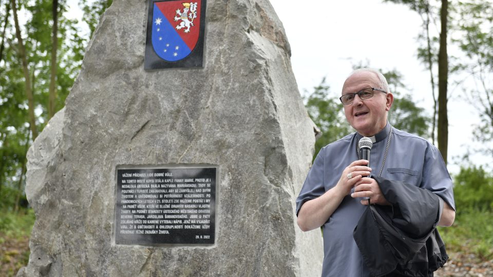 Slavnostního odhalení kamenného obelisku se zúčastnil i litoměřický biskup Jan Baxant
