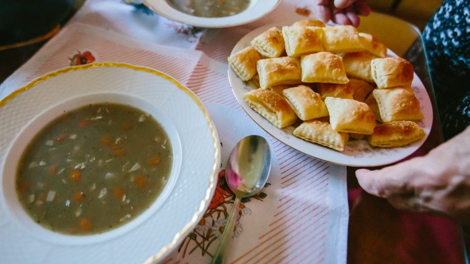 Přichystané pohoštění v podobě čočkové polévky s domácími pagáčky