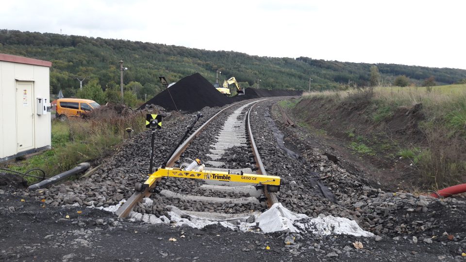 Dělníci opravují trať u Hřivic, kde v květnu vykolejil vlak