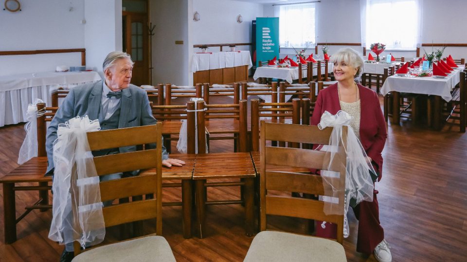 Petr Kostka a Carmen Mayerová před obřadem manželů Mikešových, vítězů Zlaté lásky 2024 | foto: Jana Volková Petr Kostka a Carmen Mayerová před obřadem manželů Mikešových, vítězů Zlaté lásky 2024