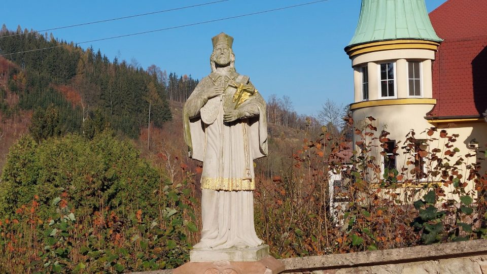 Socha Jana Nepomuckého v meditační zahradě