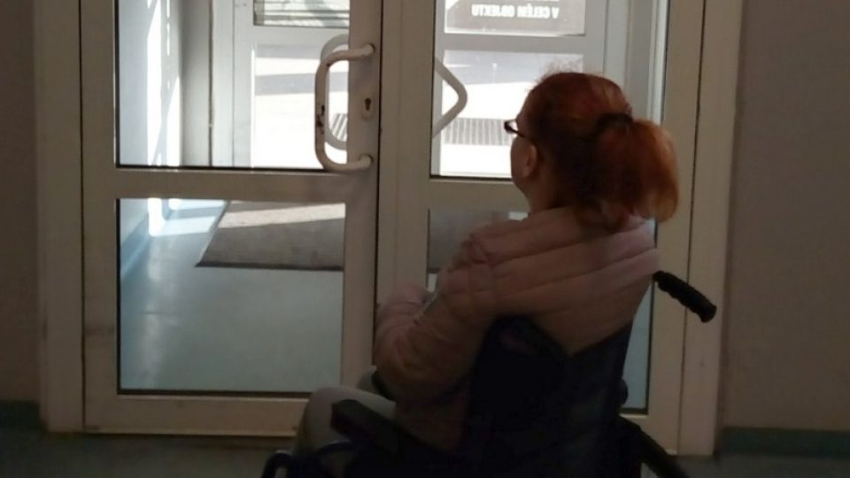 Dvojité dveře ztěžují vozíčkářům a lidem s berlemi přístup na ústeckou rehabilitaci