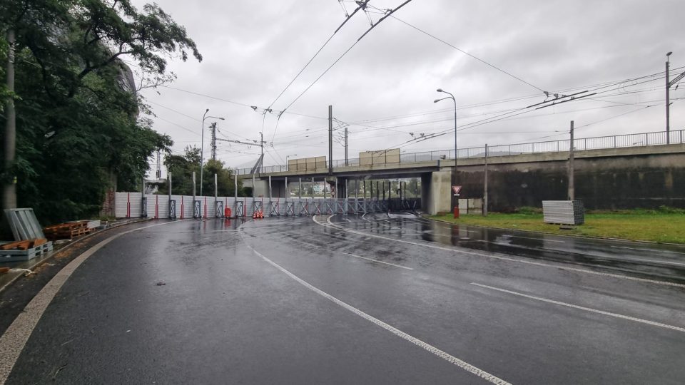 Křižovatka Pětimostí v Ústí nad Labem je už uzavřena protipovodňovou stěnou