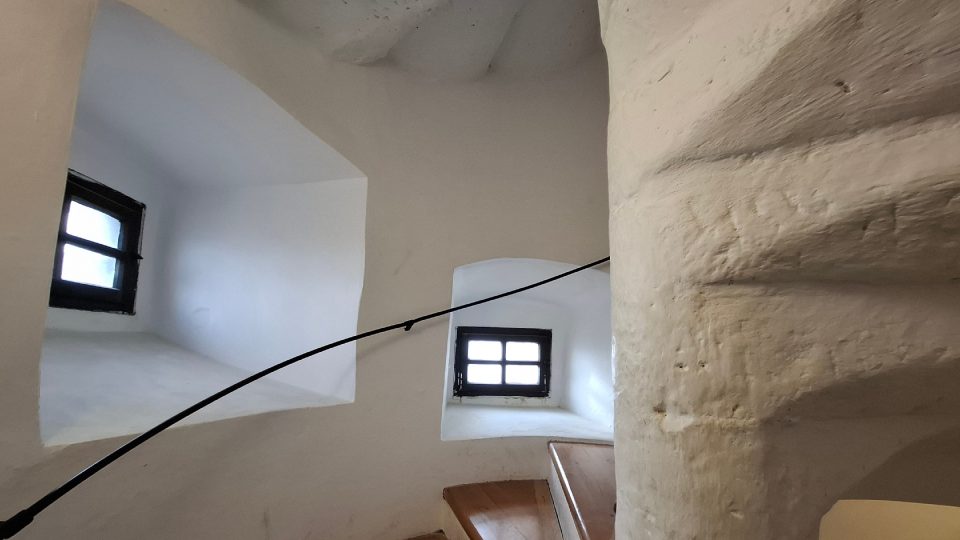 Na vyhlídkové místo hlásky vede točité schodiště se 172 schody