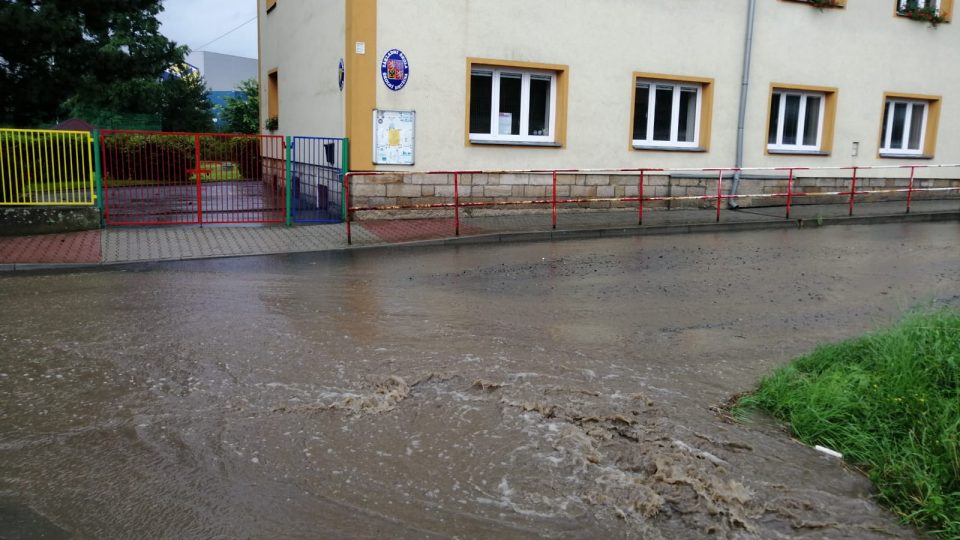 Voda v Děčíně - Malšovicích zaplavila ulice