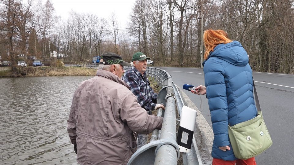 Reportérka Daniela Pilařová natáčí reportáž s rybáři při zarybňování rybníka v Rybništi