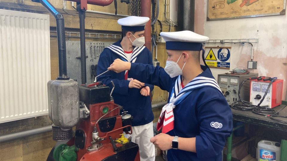 Budoucí lodníci v Děčíně mají k dispozici plouvoucí učebnu na opravené dílenské lodi