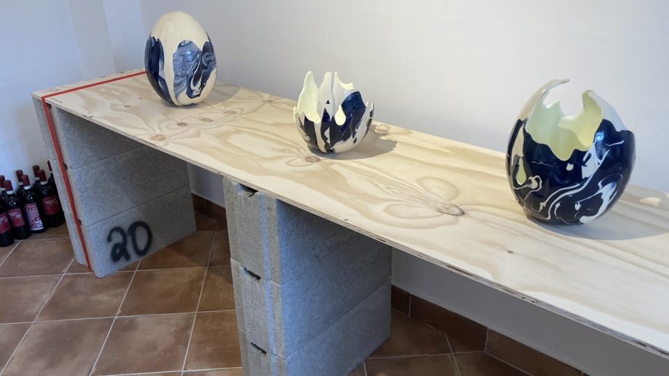 Studenti ateliéru design keramiky Fakulty umění a designu ústecké univerzity vystavují na teplickém zámku