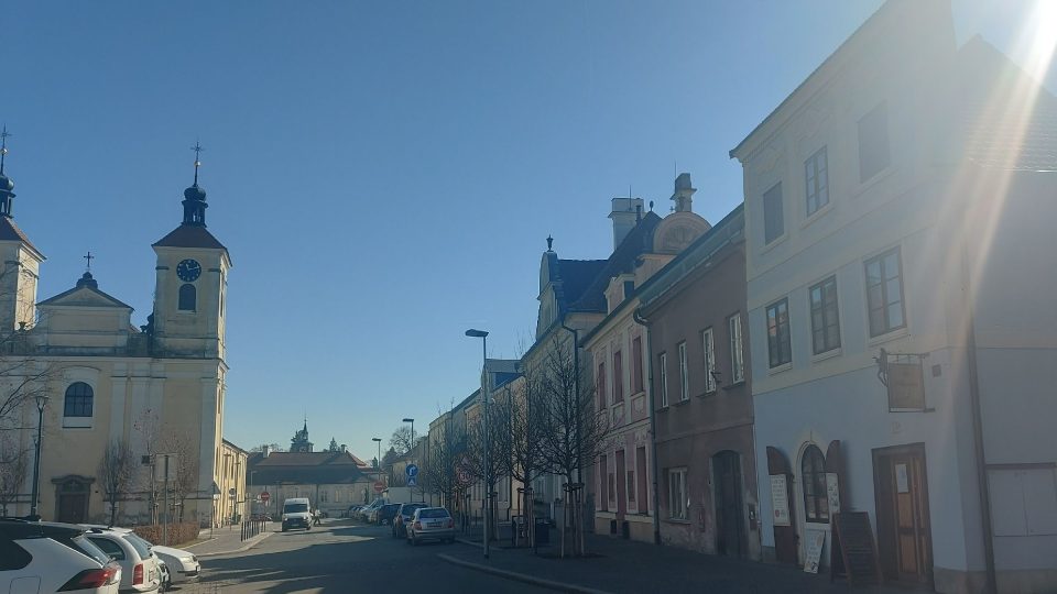 Kostel Nejsvětější Trojice a náměstí v Chrasti