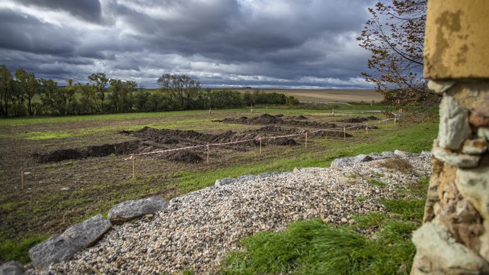 Okolí kaple svatého Václava v polích u Blšan zkoumají archeologové