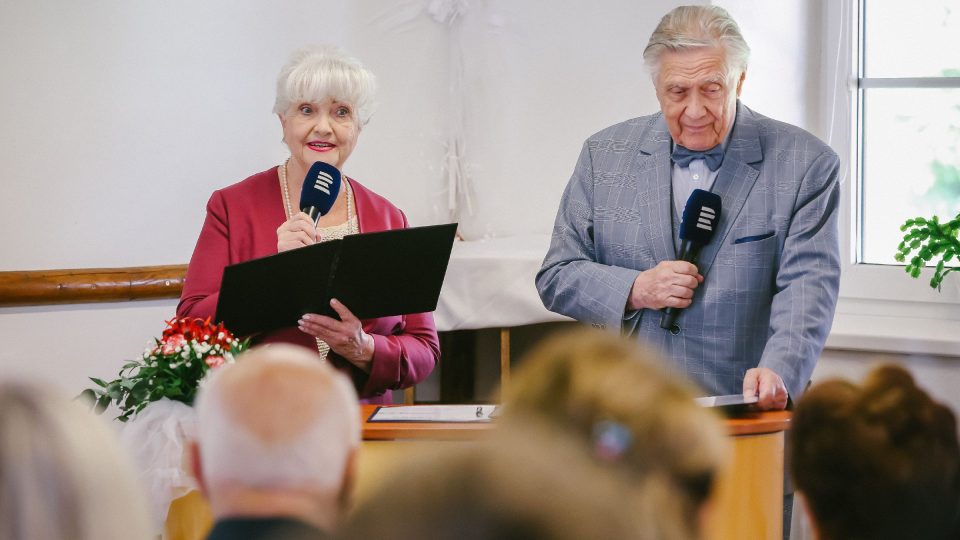 Carmen Mayerová a Petr Kostka pronesli svatební řeč | foto: Jana Volková Carmen Mayerová a Petr Kostka pronesli svatební řeč