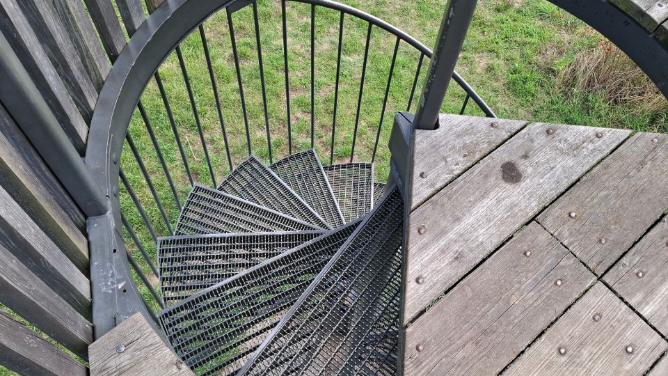 Na vyhlídkovou plošinu stačí zdolat pouze 17 schodů | foto: Markéta Vejvodová, Český rozhlas Na vyhlídkovou plošinu stačí zdolat pouze 17 schodů