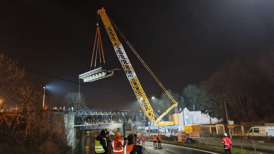 Stavbaři během noci demontovali ve Střelecké ulici v Ústí nad Labem jeden ze železničních mostů