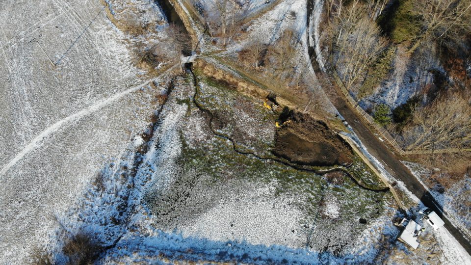 Pohled na zanesený rybník z dronu při zahájení prací