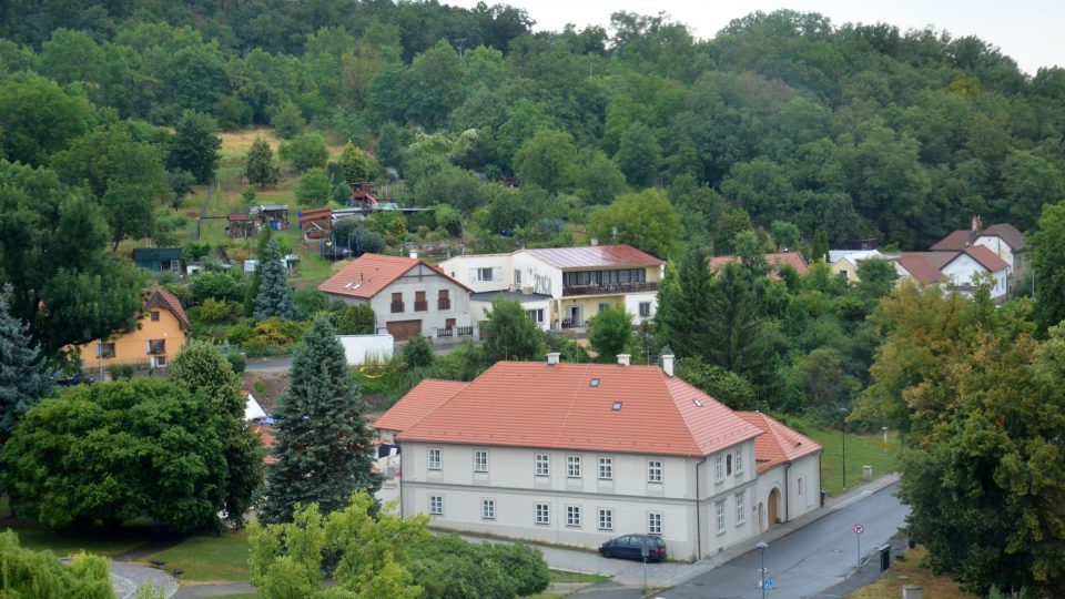 Výhled z ložnice knížete na rodný dům slavného skladatele Antonína Dvořáka