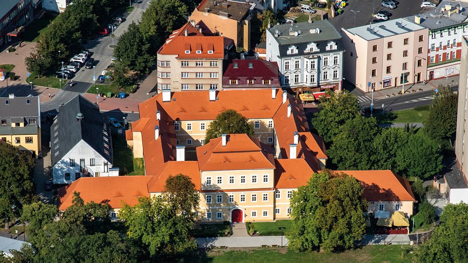 Zámek v Litvínově je barokní šlechtické sídlo. Do současné podoby ho nechali přestavět Valdštejnové v letech 1732–1743. Je chráněn jako kulturní památka