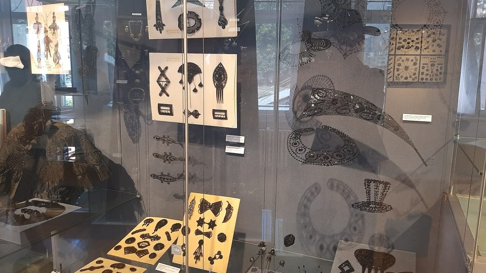 Unikátní šperky z černého, tzv. jetového skla | foto: Markéta Ševčíková, Český rozhlas Unikátní šperky z černého, tzv. jetového skla